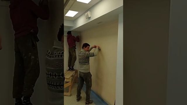 Как правильно приклеить линолеум на стену.
