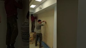 Как правильно приклеить линолеум на стену.