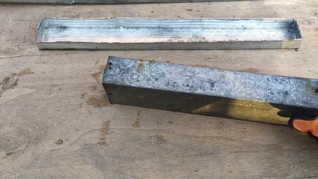 Простая кормушка для домашней птицы своими руками