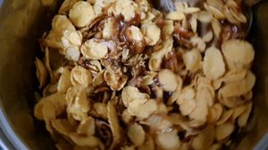 Домашняя сладость к чаю из кукурузных хлопьев и батончика Марс.