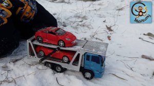 Дети и Машина. Красные машины, автовоз и экскаватор в снегу  Манкиту