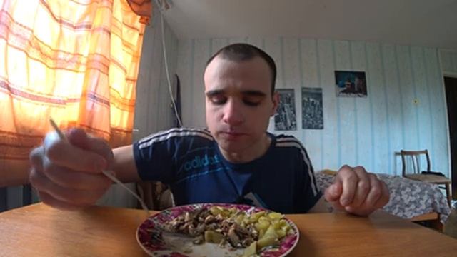 МУКБАНГ АСМР КАРТОШКА и ШПРОТЫ в МАСЛЕ с ЛУКОМ и ПЕРЦЕМ ЧЕРНЫМ /ОБЖОР / УЖИН / EATING ASMR Mukbang