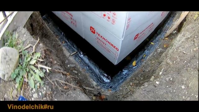Гидроизоляция и утепление фундамента.