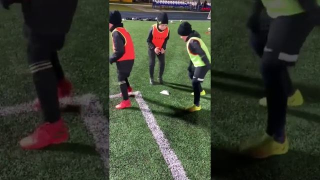 Танцы на тренировке #футбол #тренировка #танцы #разминка смотреть онлайн