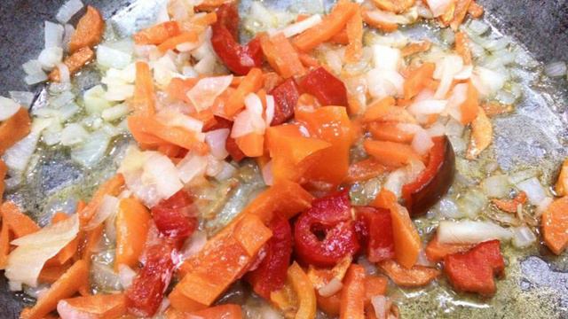 Гречневый суп с овощами и тушенкой