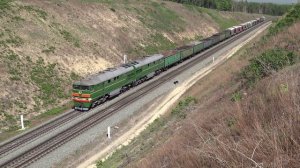 Тепловоз 2ТЭ116-924 с грузовым поездом штурмует подъём в выемке вблизи горы Малиниха