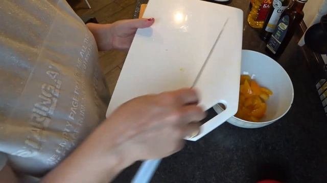 Летний овощной салат с оригинальной заправкой. Разделочные доски и сколько их должно быть на кухне смотреть онлайн