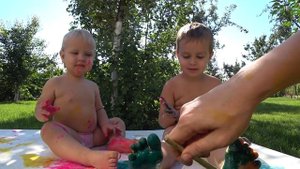 Играем пальчиковыми красками. Детские штампы и печати! Развивающее видео для детей!