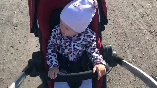 Купили автокресло на Авито. Жильцы дома сами делают себе асфальт.
