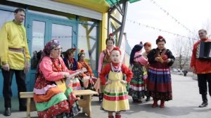 Поет девочка частушки