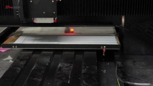 Образец Станок для лазерной резки стекла разрезал стекло толщиной 4 мм с рабочей зоной 406x580 мм.