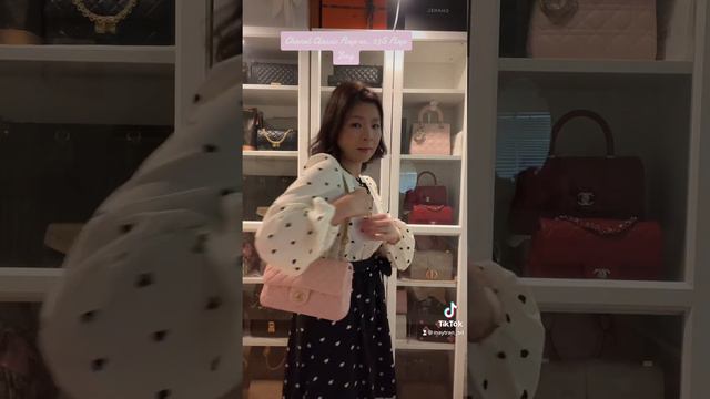 Chanel Classic Flap Small vs. Chanel 23S Sweet Camelia Flap Bag смотреть онлайн