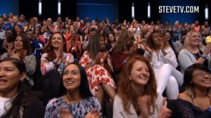 Джеки Чан оценивает трюки молодых "каскадёров"