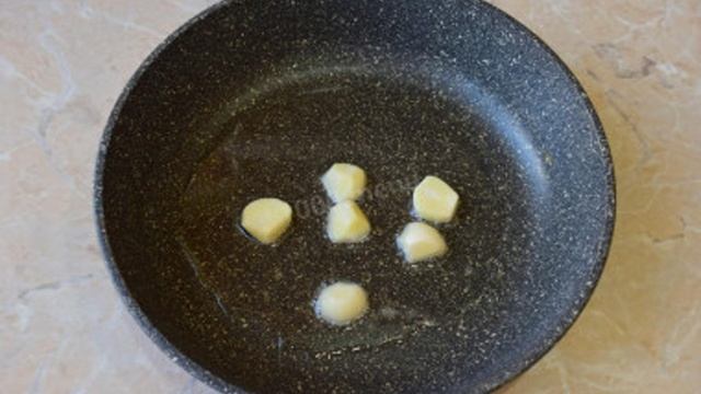 Рис жареный на сковороде