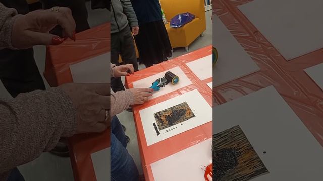 На мастер-классе по изготовлению линогравюры