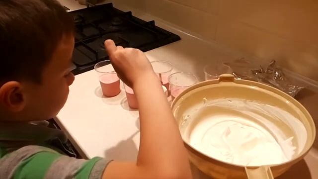 Делаю Очень вкусное Мороженое дома САМ. ice cream made by hand смотреть онлайн