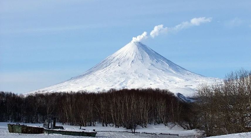 Вулканические бомбы чуть не убили туристов на Камчатке