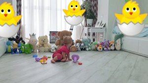 Маленькая Аня играет смешное видео baby анимация funny moments.