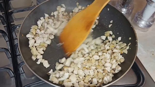 Шампиньоны фаршированные курицей с сыром