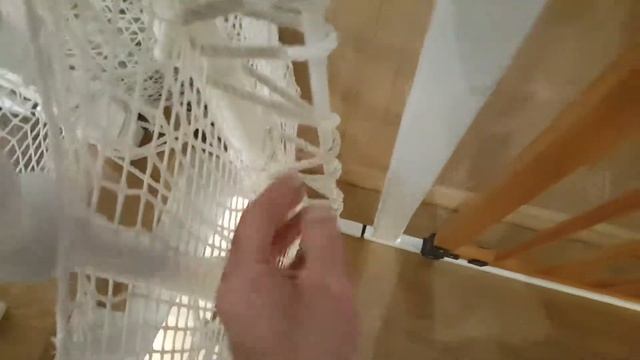 Установка специальной сетки, веревок и дверей на лестничных пролетах для безопасности детей смотреть онлайн