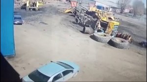 Колесо от БелАЗа раздавило автомобиль