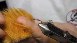 Мушка желтая сопля из даббинга с красным подслоем. Вариант изготовления