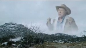 МУЖИК ОРЁТ НА ФОНЕ ГОР