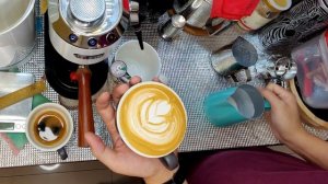 Latte art practice, Delonghi Dedica EC685