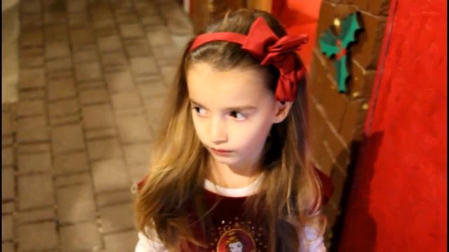 РЕЗИДЕНЦИЯ ДЕДУШКИ МОРОЗА Николь и Скарлетт получают Подарки | Santa Claus Home Casa di Babbo Natal смотреть онлайн