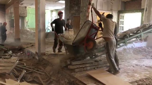 Ручной демонтаж отделки и некапитальных конструкций в ходе реконструкции здания