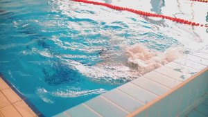 Плавать может каждый! Спина, гребок одной рукой.