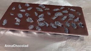 Шоколад на меду с чёрным изюмом