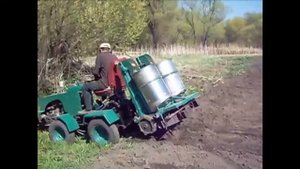Самодельный трактор и сажалка для картошки