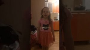 Алиса поет "Катюшу"