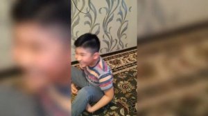 мальчик делает пресс