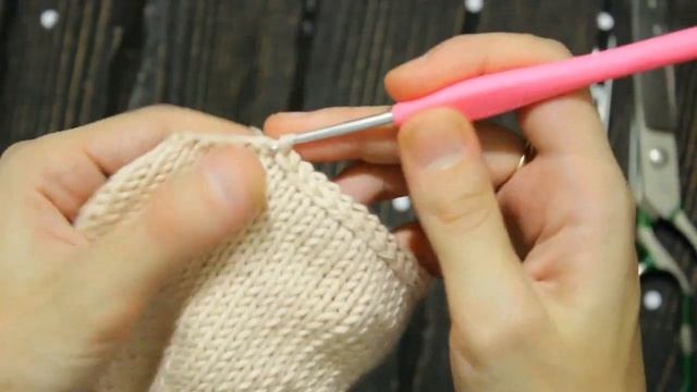 Шапочка для куклы с ушками зайки (спицы) смотреть онлайн