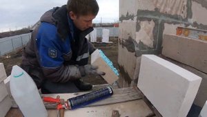 Ошиблись с размером проёма при заказе окна - легко исправить. Закладываю оконный проем в доме.