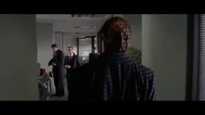 Патрик Бейтман идёт под брутальную музыку.