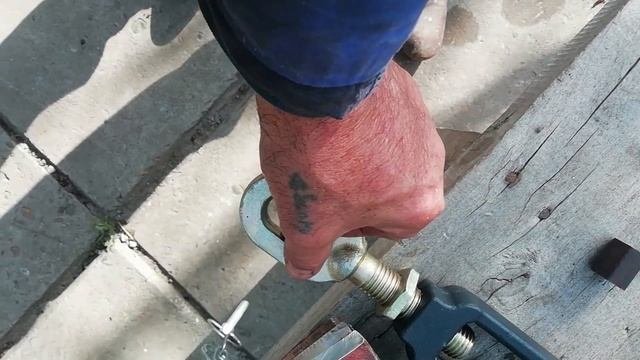 Иметь дома токарный станок это круто . Сверлим толстые пластины на токарном станке.