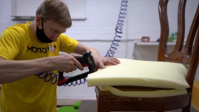 ПРОЦЕСС ПЕРЕТЯЖКИ СТУЛЬЕВ | ПЕРЕТЯЖКА МЕБЕЛИ, ЗАМЕНА НАПОЛНИТЕЛЯ