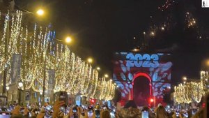 Удивительный фейерверк на Елисейских полях Парижа в честь наступления нового 2023 года