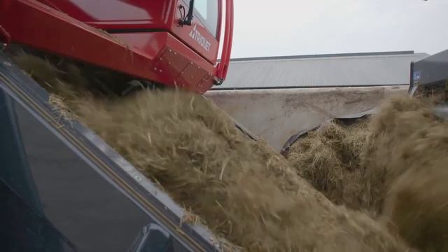 Самоходный смеситель - кормораздатчик Колнаг для фермы КРС