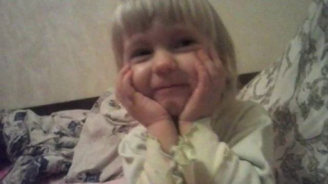 Малышка и булка. Смешное видео.