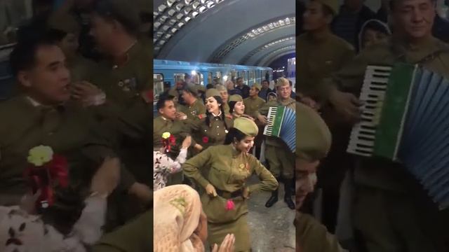 Ташкент. Ансамбль песни и пляски едет куда-то на метро..