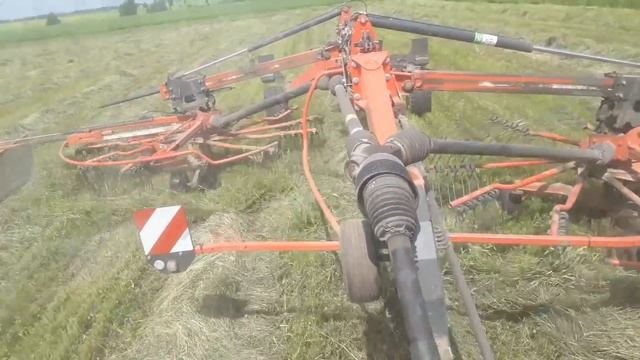 Косим, радуемся, сгребаем, объясняем что, как и почему... смотреть онлайн