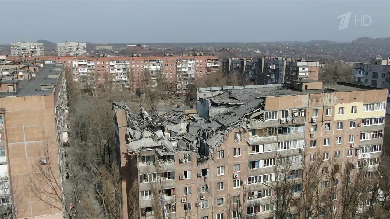 В Донецке весь день разбирали завалы в жилой девятиэтажке, в которую утром попала украинская ракета