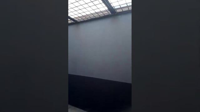 за решоткой