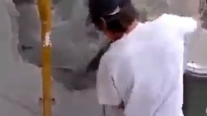 Узбек работает с перфоратором