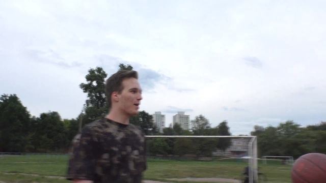 КТО ПЕРВЫЙ ЗАБРОСИТ 10 МЯЧЕЙ В КОЛЬЦО ПОЛУЧИТ 1000$/ А КТО ПРОИГРАЕТ ЖЕСТКОЕ НАКАЗАНИЕ! смотреть онлайн