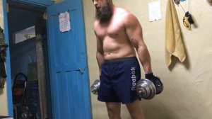 Приседание с гантелями по 15 кг и подъёмом их на Бицепс ! 100 повторов без перерыва за 14 минут!